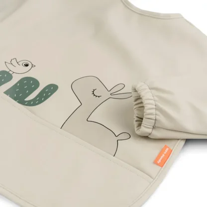 Babero con bolsillo y mangas Lalee Sand