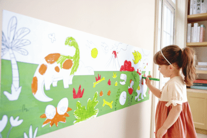 Desenrolla el lienzo de dinosaurios de más de 5 metros y deja que la imaginación de tus hijos vuele sin límites. Utiliza las ceras incluidas para crear un mundo de dinosaurios lleno de color; a continuación, recorta sus creaciones para hacer pegatinas o collages. El reverso autoadhesivo permite colocar y reposicionar sus obras en cualquier lugar, convirtiendo el juego en una aventura prehistórica.