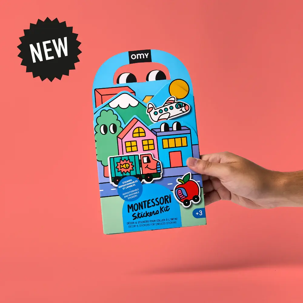 Kit Pegatinas Montessori Vroom Vroom ¡Una actividad Montessori creativa diseñada para manos pequeñas a partir de 3 años! Utilizando pegatinas de silicona gruesas para un fácil manejo, los más pequeños podrán dar vida a una decoración tríptico y crear sus historias más bonitas. Pegatinas reposicionables para una decoración infinita. ✅ Fomenta la autonomía ✅ Estimula la imaginación ✅ Desarrolla la motricidad fina Ideal para momentos de tranquilidad en casa o mientras viajas. Pegar, despegar y repetir: ¡la creatividad no tiene límites!