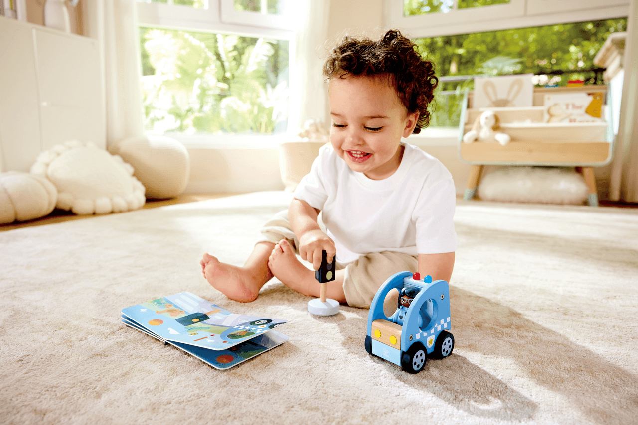 El coche de policía ruidoso